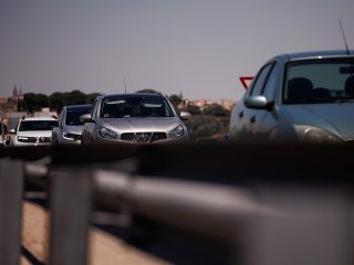 Varios vehículos durante un control de la Guardia Civil en la autovía A-5, en la primera operación salida del verano de 2022. FOTO: Alejandro Martínez Vélez - Europa Press