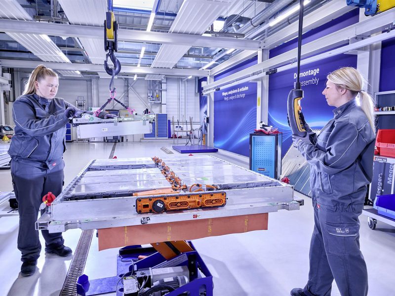 Volkswagen inaugura su primera fábrica de baterías para vehículos eléctricos en Salzgitter (Alemania) - STEFAN WARTER