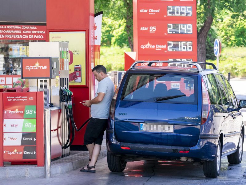 Un hombre echando gasolina a principios de este mes en una estación de servicio. FOTO: A. Pérez Meca - Europa Press