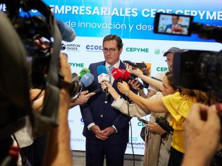 El presidente de CEOE, Antonio Garamendi, habla ante los medios sobre su visión sobre el impuesto a las eléctricas y banca. FOTO: Jesús Hellín - Europa Press