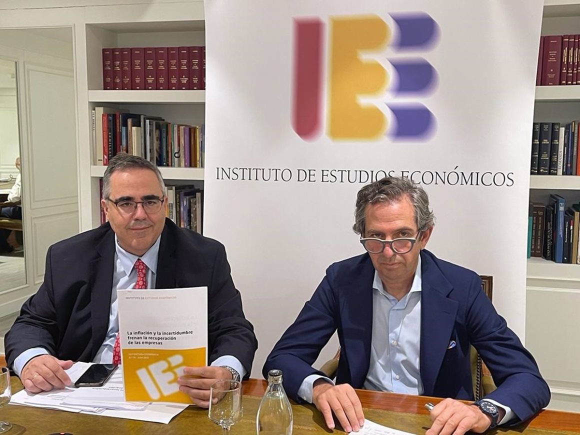 El presidente del Instituto de Estudios Económicos, Íñigo Fernández de Mesa, y su director general, Gregorio Izquierdo, presentan el Informe semestral de Coyuntura Económica. FOTO: IEE