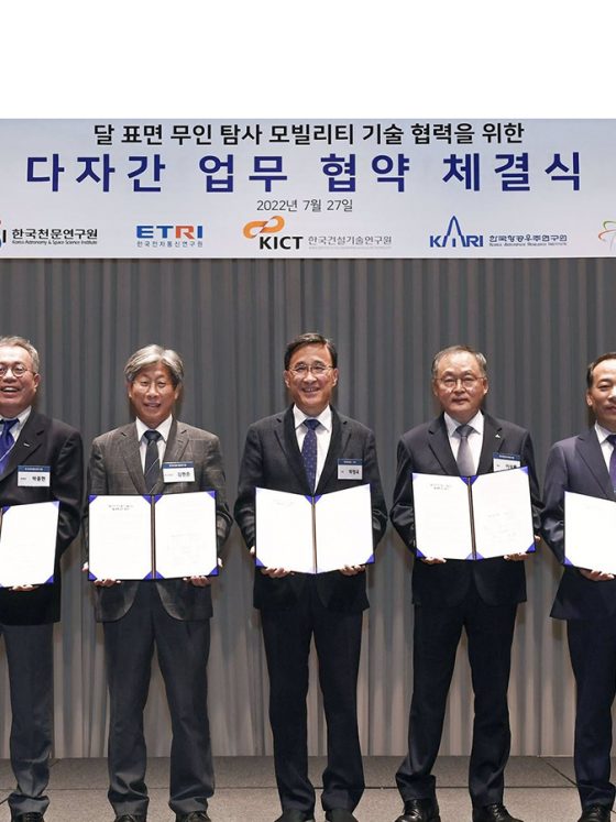 Firma del acuerdo de colaboración entre Hyundai y Kia para desarrollar soluciones de movilidad en la superficie lunar. FOTO: Hyundai / Kia