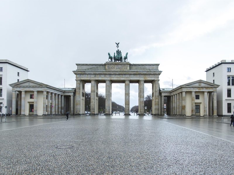 La Puerta de Brandenburgo en Alemania está casi desierta, en medio de restricciones a la vida pública a la luz del brote de coronavirus. FOTO: Carsten Koall/dpa - Carsten Koall/dp