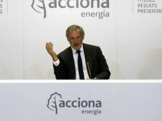 El presidente de Acciona Energía, José Manuel Entrecanales, en el centro, durante la conferencia con analistas. FOTO: Acciona Energía