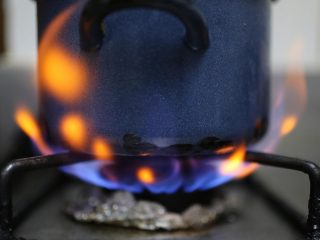 Una olla es calentada sobre el fuego de una cocina de gas. FOTO: A. Pérez Meca - Europa Press