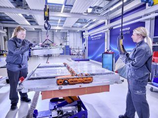 Volkswagen inaugura su primera fábrica de baterías para vehículos eléctricos en Salzgitter (Alemania) - STEFAN WARTER - Archivo