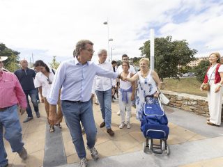 El presidente del PP, Alberto Núñez Feijóo, recorre un tramo del Camino de Santiago a su paso por Pontevedra, junto al presidente de la Xunta de Galicia, Alfonso Rueda, este jueves. FOTO: BEATRIZ CÍSCAR-EUROPA PRESS