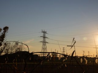 Un poste eléctrico, a 12 de enero de 2021, en Barcelona, Cataluña (España). Según los datos provisionales del Operador del Mercado Ibérico de Energía (OMIE), el precio promedio de la luz para los clientes de tarifa regulada vinculados al mercado mayorista. FOTO: David Zorrakino - Europa Press