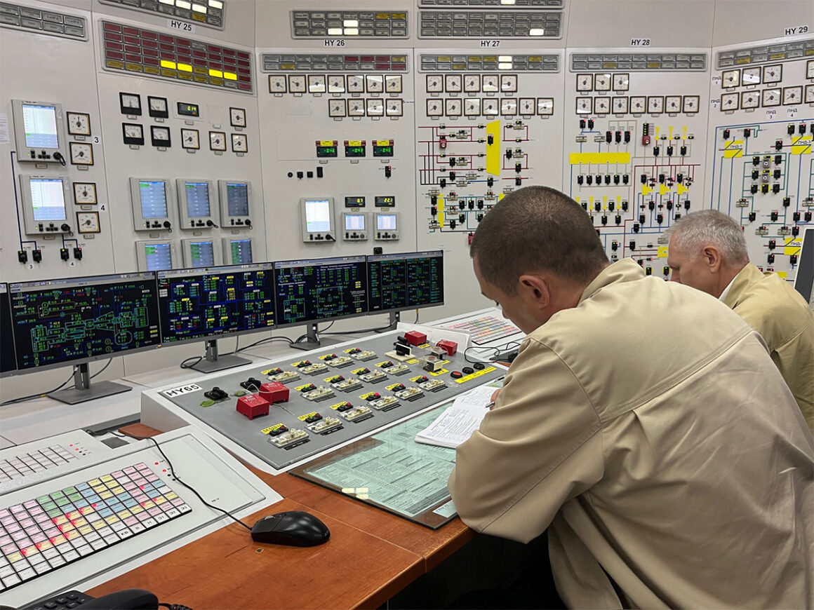 La Misión de Apoyo y Asistencia del OIEA a Zaporizhzhya (ISAMZ) llega a la planta de energía nuclear de Zaporiyia en Ucrania, integrada por personal del OIEA en materia de seguridad, protección y salvaguardias nucleares. 1 de septiembre de 2022. FOTO: Fredrik Dahl / OIEA