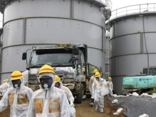 Tanques para albergar el agua radiactiva de la central de Fukushima.
