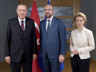 Charles Michel, el presidente de Turquía Tayyip Erdoğan y Ursula von der Leyen. FOTO: Necati Savaş (CE)