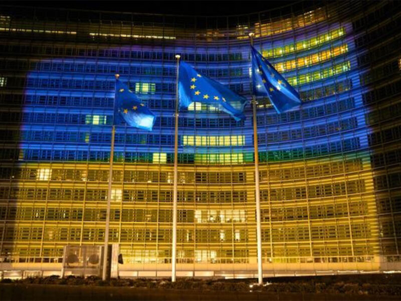 La Comisión Europea iluminada con la bandera de Ucrania mostrando su apoyo. FOTO: CE