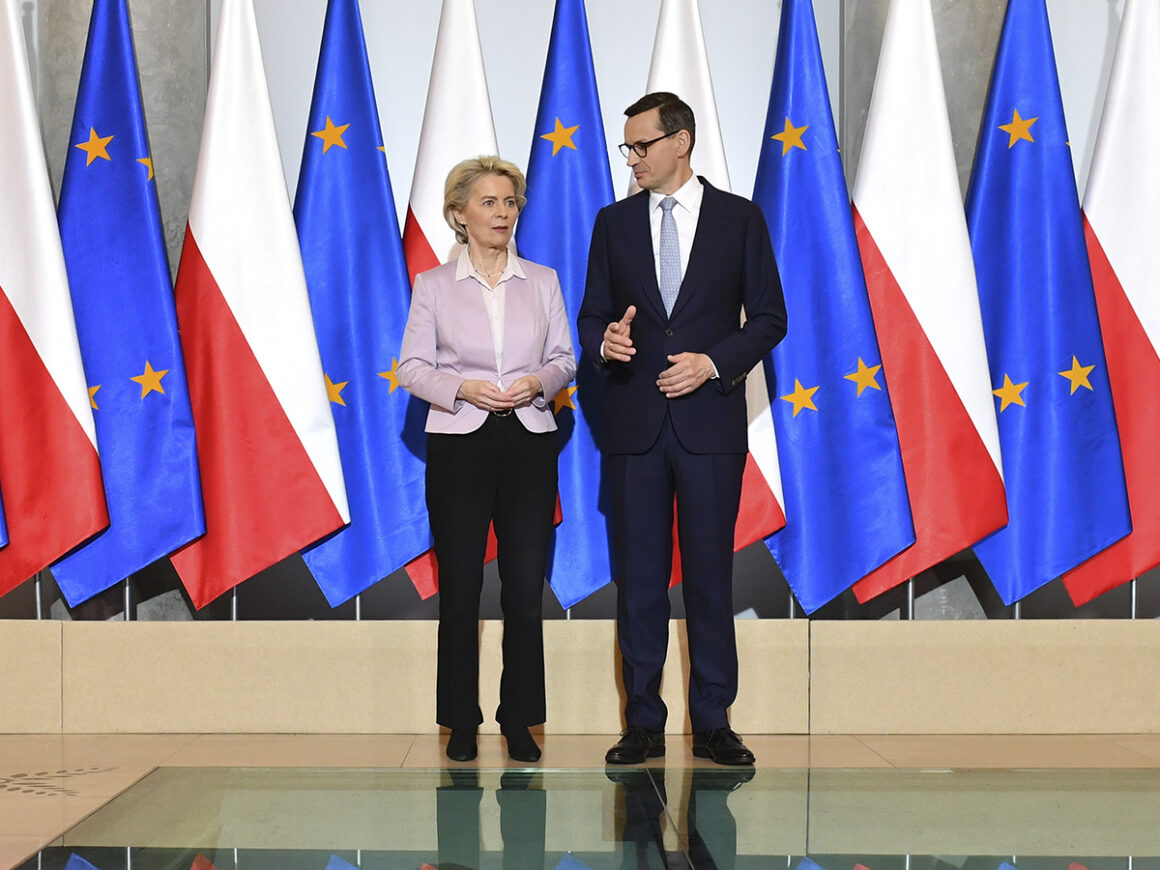 El primer ministro de Polonia, Mateusz Morawiecki y Ursula von der Leyen. FOTO: Christophe Licoppe (CE)