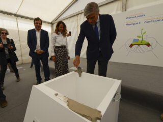 El presidente de Naturgy, Francisco Reynés, pone la primera piedra del parque eólico. FOTO: Naturgy
