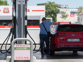 Un conductor reposta en una gasolinera a la altura de Rivas. FOTO: Alberto Ortega - Europa Press - Archivo