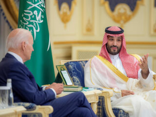 El presidente de Estados Unidos, Joe Biden, y el príncipe de Arabia Saudí, Mohammed bin Salman Al Saud, en Yeda. FOTO: Saudi Press Agency/dpa