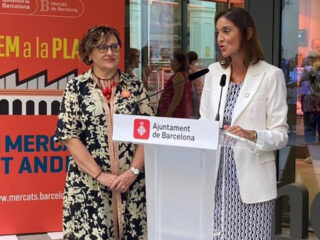 La concejal de Comercio de Barcelona, Montserrat Ballarín; la ministra Reyes Maroto este jueves ante el Mercat de Sant Andreu de la capital catalana - EUROPA PRESS