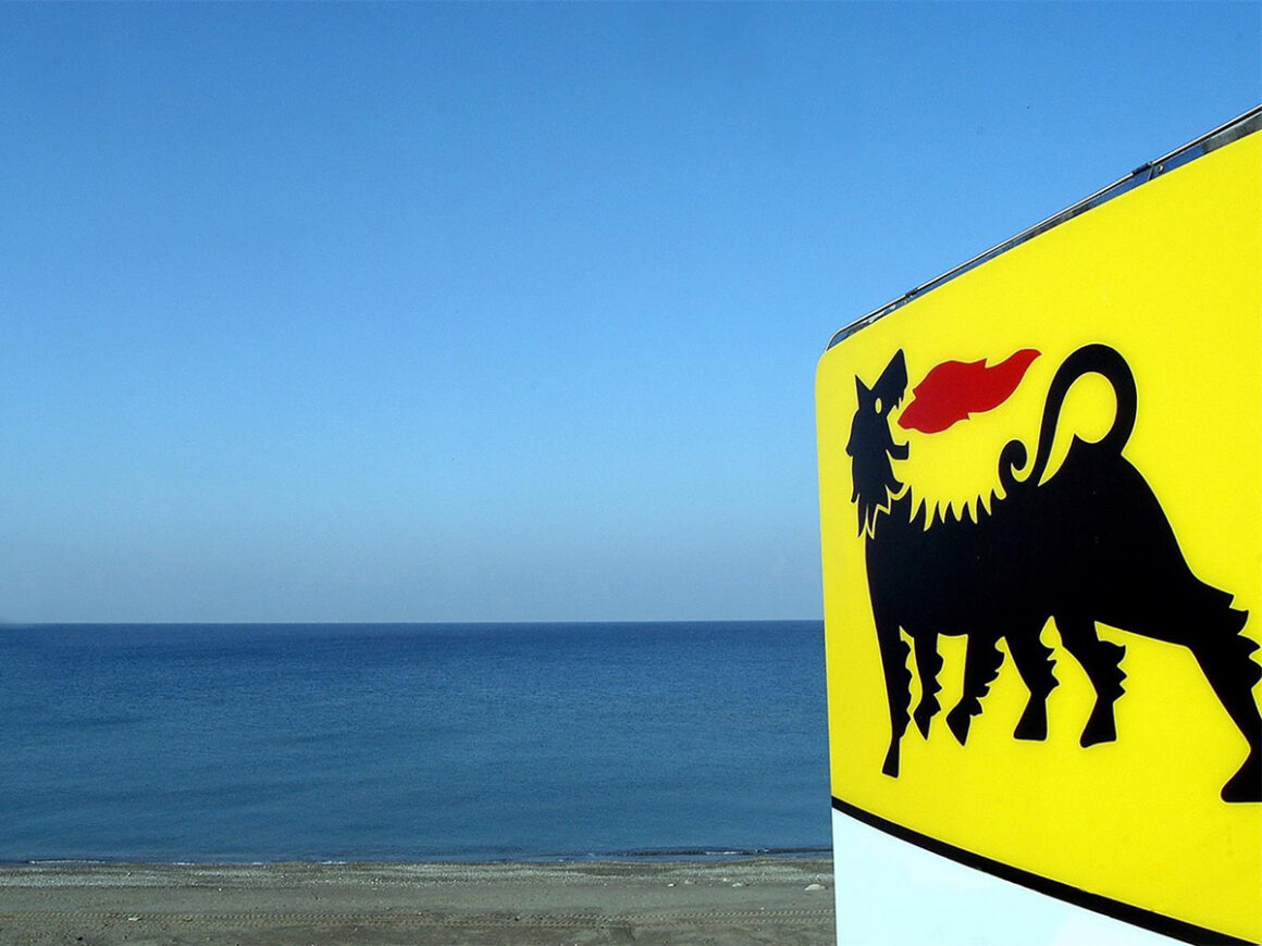 Logotipo de la petrolera estatal italiana Eni junto al mar. FOTO: ARBITRAGGIO / FOTOGRAMMA / ZUMA PRESS / CONTACTOPHOT