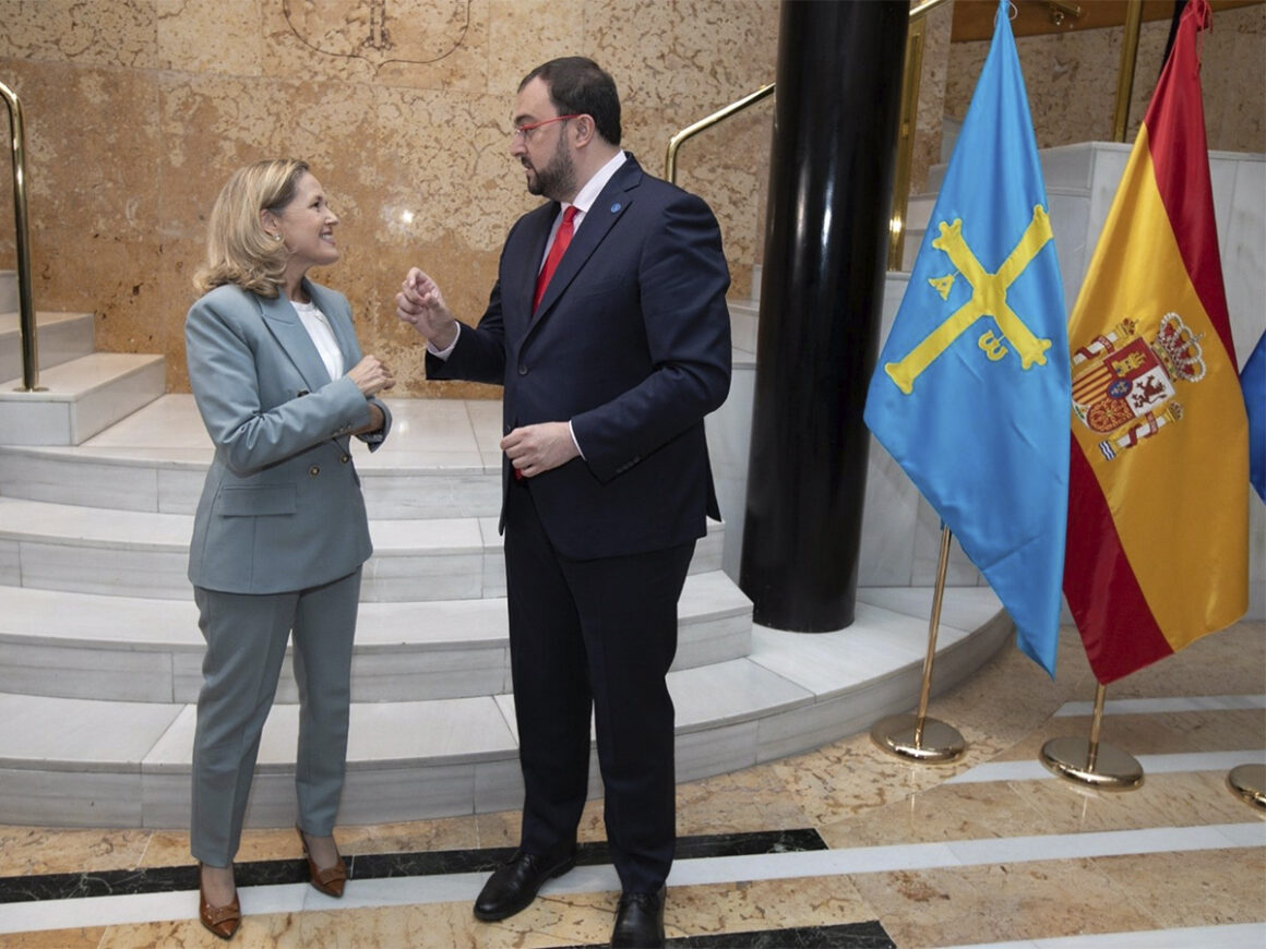 La vicepresidenta y ministra de Economía, Nadia Calviño y el presidente del Gobierno del Principado, Adrián Barbón. FOTO: JORGE PETEIRO