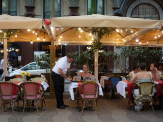 Un camarero atiende a una mesa en las Ramblas. FOTO: David Zorrakino - Europa Press