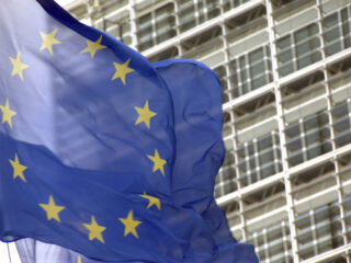Bandera de la UE frente a la sede de la Comisión Europea. FOTO: CE