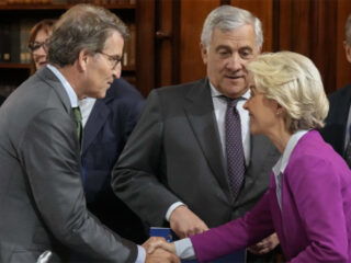Alberto Núñez Feijóo saluda a Ursula von der Leyen, presidenta de la Comisión Europea. FOTO: PP