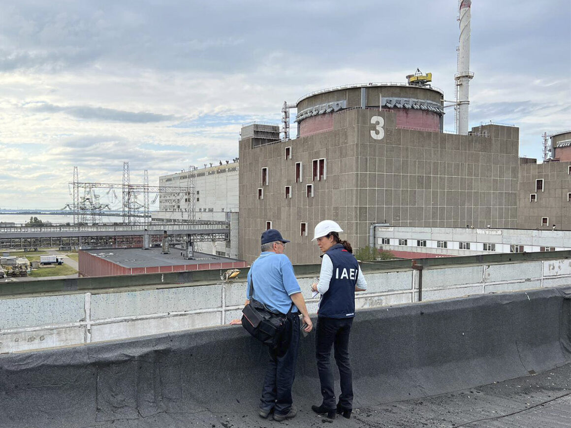 La Misión de Apoyo y Asistencia del OIEA llega a la planta de energía nuclear de Zaporiyia en Ucrania, integrada por personal del OIEA en materia de seguridad, protección y salvaguardias nucleares. FOTO: D. Candano Laris/OIEA