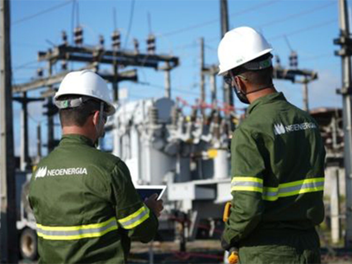 Dos trabajadores inspeccionana las instalaciones eléctricas de Neoenergia. FOTO: Neoenergia