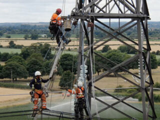 Operarios trabajan en la red eléctrica de National Grid. FOTO: National Grid