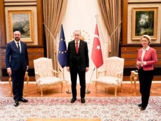 El presidente de Turquía, Recep Tayyip Erdogan, recibe a Ursula von der Leyen y Charles Michel. FOTO: Necati Savaş