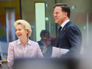 Ursula von Der Leyen y El primer ministro de los Países Bajos, Mark Rutte. FOTO: Dati Bendo