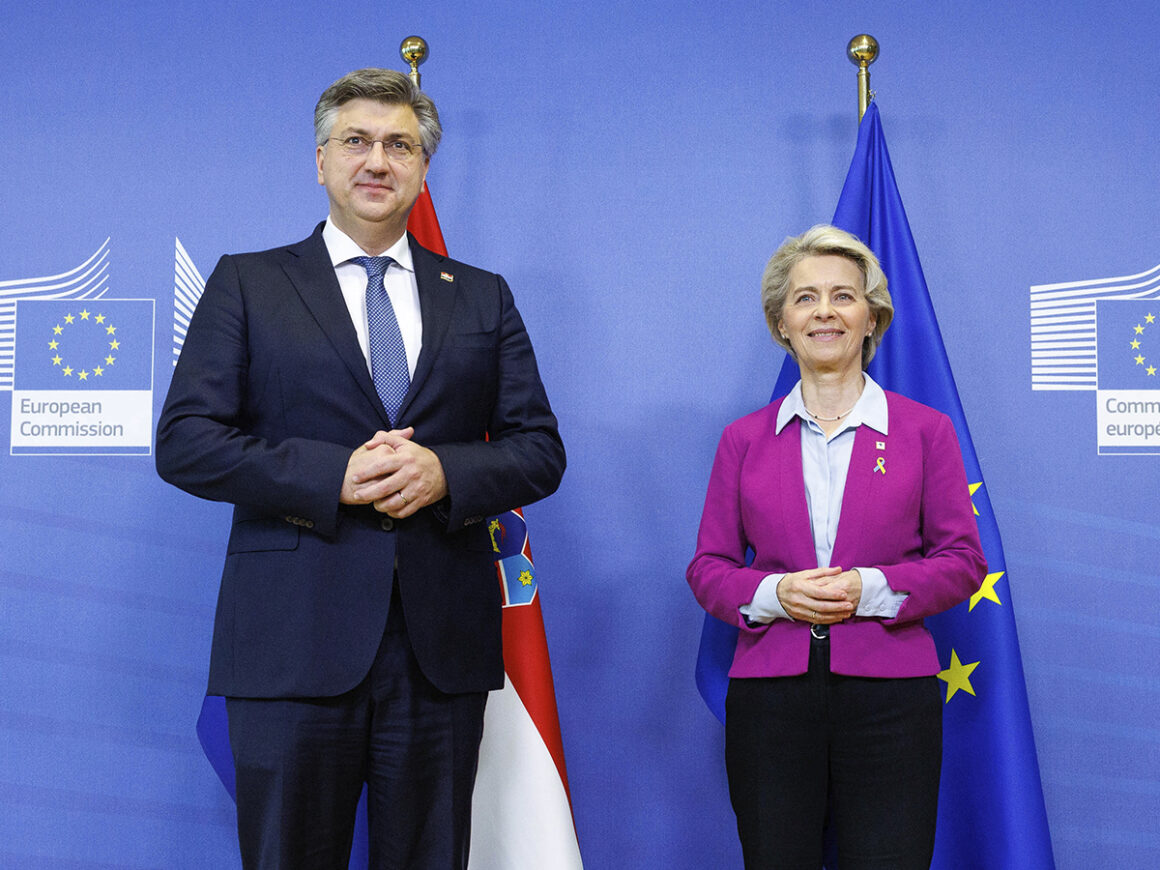 Ursula von der Leyen, presidenta de la Comisión Europea y Andrej Plenković, primer ministro de Croacia. FOTO: UE