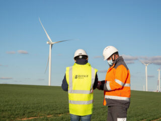 Dos operarios en el parque eólico de Campanario. FOTO: Eiffage Energía Sistemas