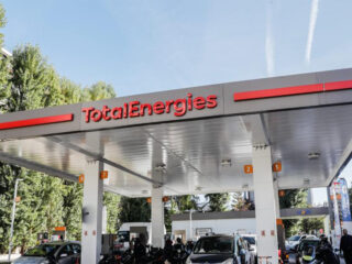 Decenas de coches repostan en una gasolinera en Francia. FOTO: EFE.
