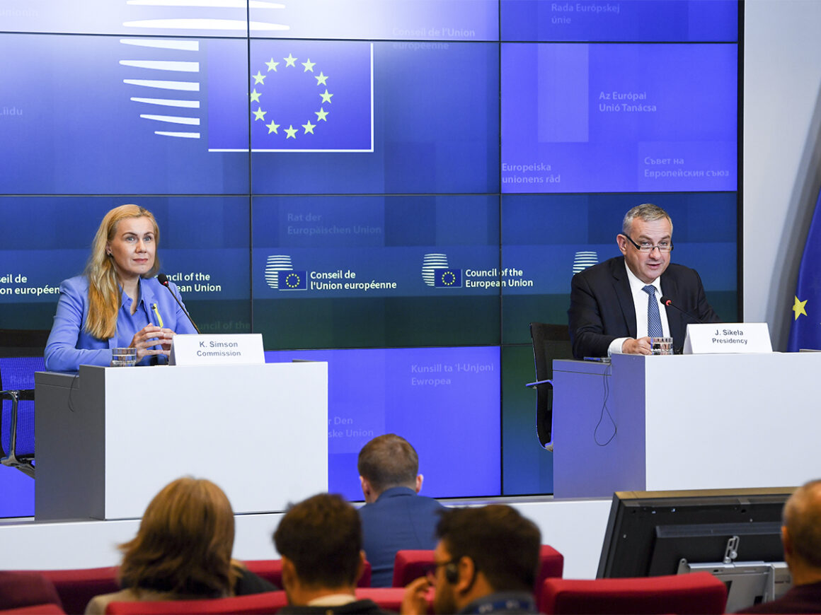 La comisaria europea de Energía, Kadri Simson y el ministro checo de Industria, Jozsef Síkela. FOTO: CE