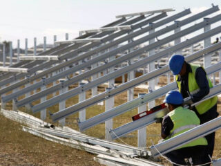 Instalación de una planta fotovoltaica en una foto de archivo. FOTO: Europa Press