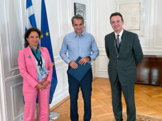 De izquierda a derecha: Maria Rita Galli, CEO del operador griego DESFA; Kyriakos Mitsotakis, Primer Ministro de Grecia; y Arturo Gonzalo, Consejero Delegado de Enagás. FOTO: Enagás