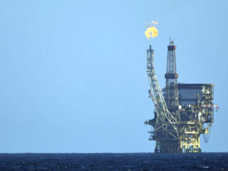 Una plataforma de gas y petróleo frente a la costa de Libia en el Mediterráneo Central en la zona de Bahr Essalam Gas Field y Bouri Oilfiield, a 25 de febrero de 2022, en Libia. FOTO: Antonio Sempere - Europa Press