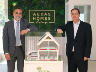 Antonio Armengot,, delegado comercial de Iberdrola en Madrid, y Luis García Malo de Molina, Director de Operaciones de AEDAS Homes, en la firma del acuerdo. FOTO: AEDAS Homes