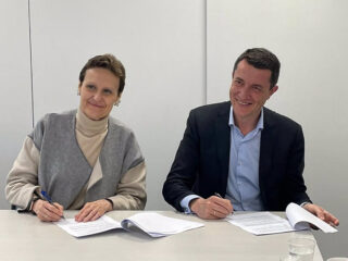 Blanca Losada, Presidenta de Fortia Energía y Alberto Martín, CEO de NetOn Power, firmando el acuerdo de colaboración. FOTO: Fortia Energía