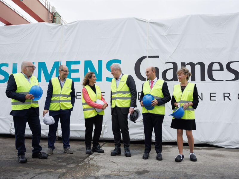 En el centro, la ministra Teresa Ribera visita la fábrica de nacelles de Siemens Gamesa en Ágreda (Soria). FOTO: Siemens Gamesa