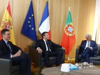 Pedro Sánchez, Emmanuel Macron y Antonio Costa. FOTO: Moncloa