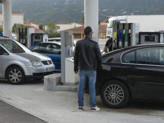 Un hombre resposta su vehículo en una gasolinera de El Boulou. FOTO: Glòria Sánchez - Europa Press