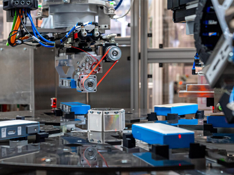 Producción de componentes electrónicos en la planta de BMW en Leipzig (Alemania). FOTO: BMW