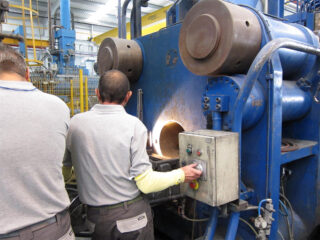 Unos operarios trabajando en una fábrica. FOTO: Europa Press