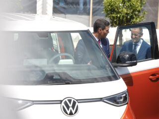 El presidente del Gobierno, Pedro Sánchez (i), y el ecCEO de Volkswagen Herbert Diess (d), durante la presentación del proyecto de gigafactoría de baterías de Volkswagen, a 5 de mayo de 2022, en Sagunto, Valencia, Comunidad Valenciana (España). FOTO: Rober Solsona - Europa Press - Archivo