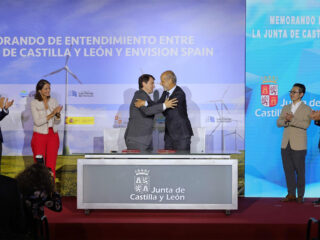 El presidente de la Junta de Castilla y León, durante su visita a Las Navas del Marqués con motivo del proyecto de Envisión en dicha localidad. FOTO: Junta CYL