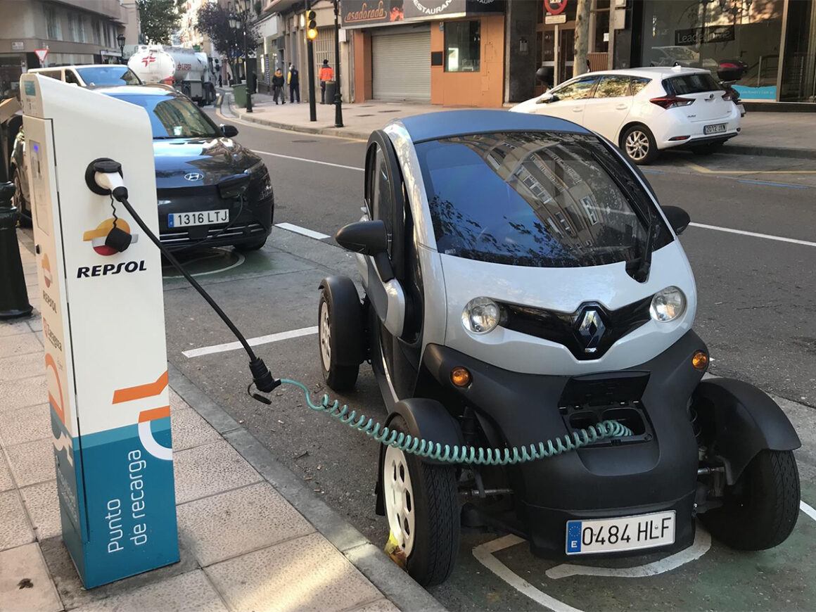 Recarga de coches eléctricos en la calle. FOTO: Europa Press