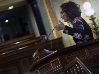La ministra de Hacienda, María Jesús Montero, interviene durante una sesión plenaria en el Congreso. FOTO: Jesús Hellín - Europa Press