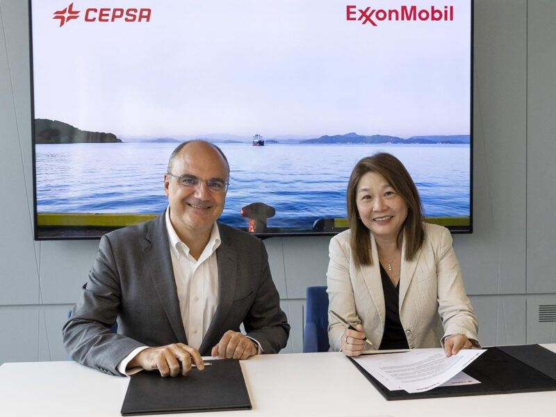 Carlos Barrasa, director de Clean Energies de Cepsa y Joanne Eu, directora global de lubricantes marinos y de aviación de ExxonMobil. FOTO: Cepsa
